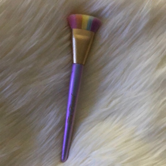 Too Faced Magic Rainbow Strobing Brush - Picture 2 of 5